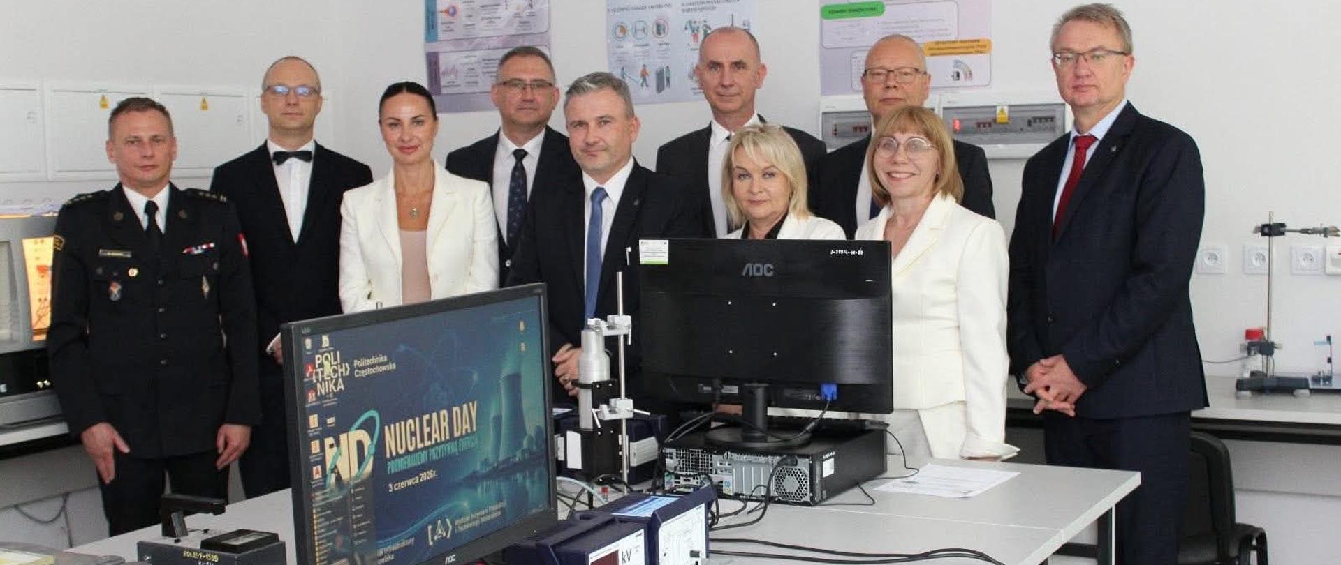 Władze uczelni oraz goście na pamiątkowym zdjęciu w nowo otwartym Laboratorium Detekcji Promieniowania Jądrowego na Politechnice Częstochowskiej
