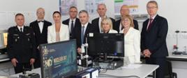 Władze uczelni oraz goście na pamiątkowym zdjęciu w nowo otwartym Laboratorium Detekcji Promieniowania Jądrowego na Politechnice Częstochowskiej