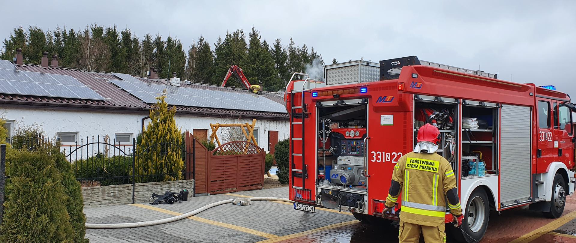 Pożar budynku agroturystyki w m. Sieciemin. Strażacy podczas działań gaśniczych.