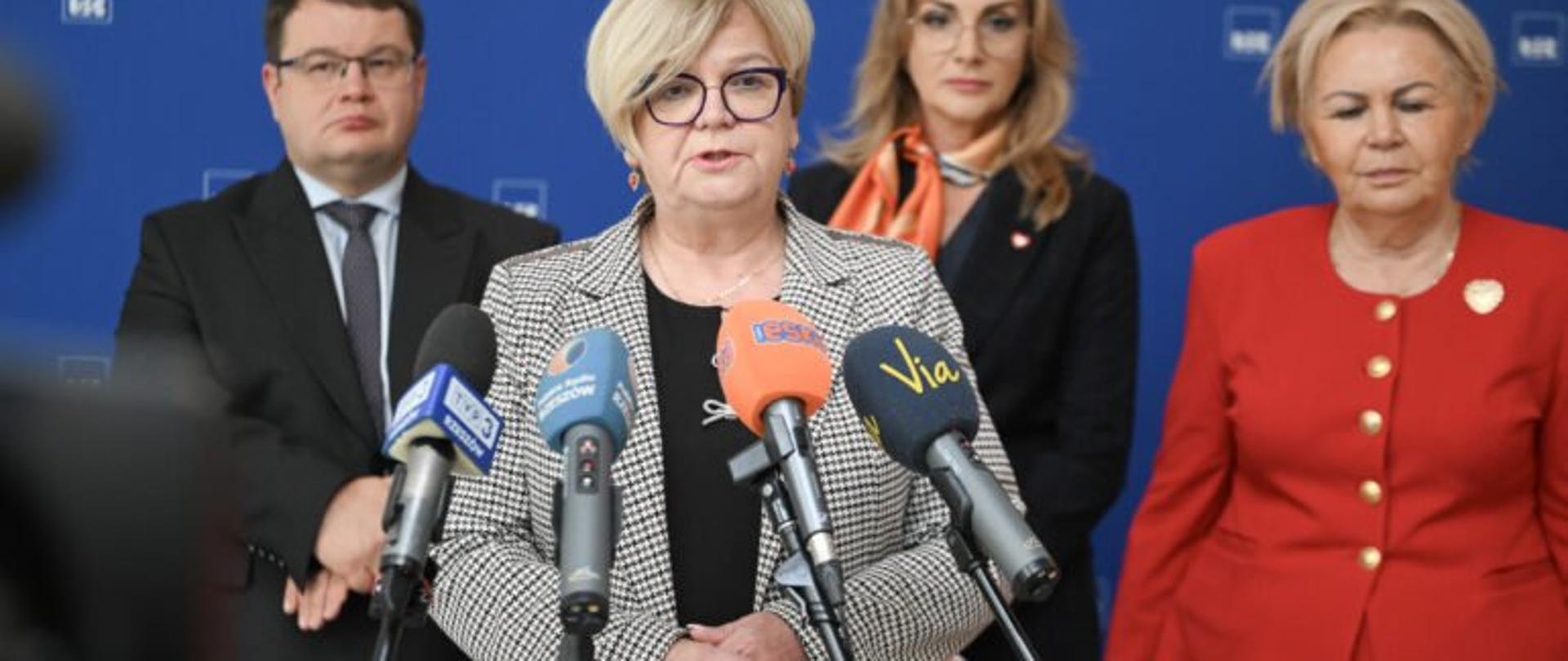 Zdjęcie przedstawia uczestników konferencji prasowej w urzędzie wojewódzkim