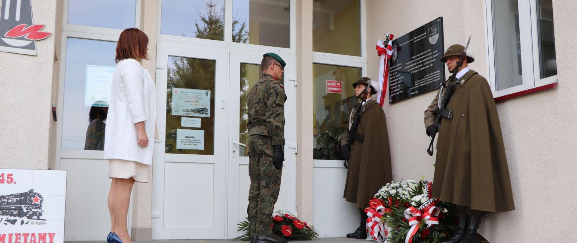 Wicewojewoda podkarpacki Jolanta Sawicka bierze udział w uroczystym odsłonięciu pamiątkowej tablicy z nazwiskami mieszkańców Harty aresztowanych przez NKWD
