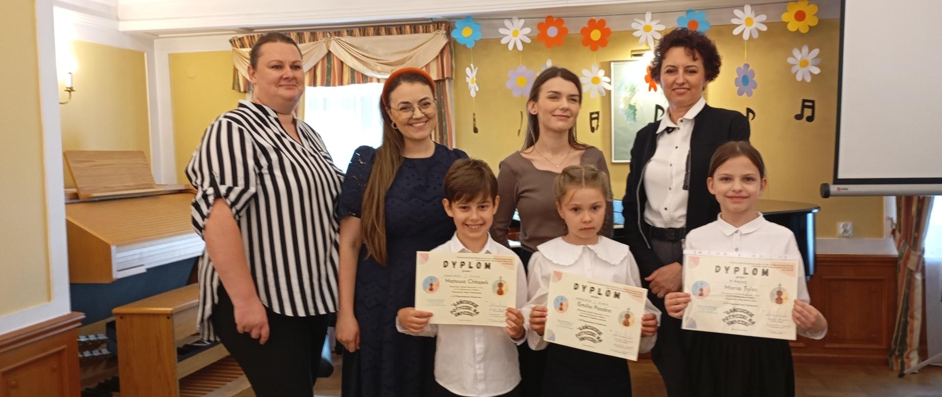 uczniowie naszej szkoły podczas konkursu skrzypcowego w Łańcucie wraz z nauczycielkami i akompaniatorką