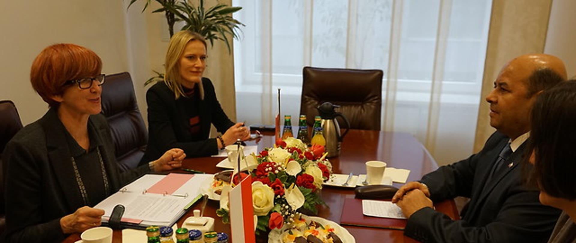 8 marca br.Minister E. Rafalska spotkała się z Panem Sghaierem Fatnassim, Ambasadorem Republiki Tunezyjskiej w Polsce. 