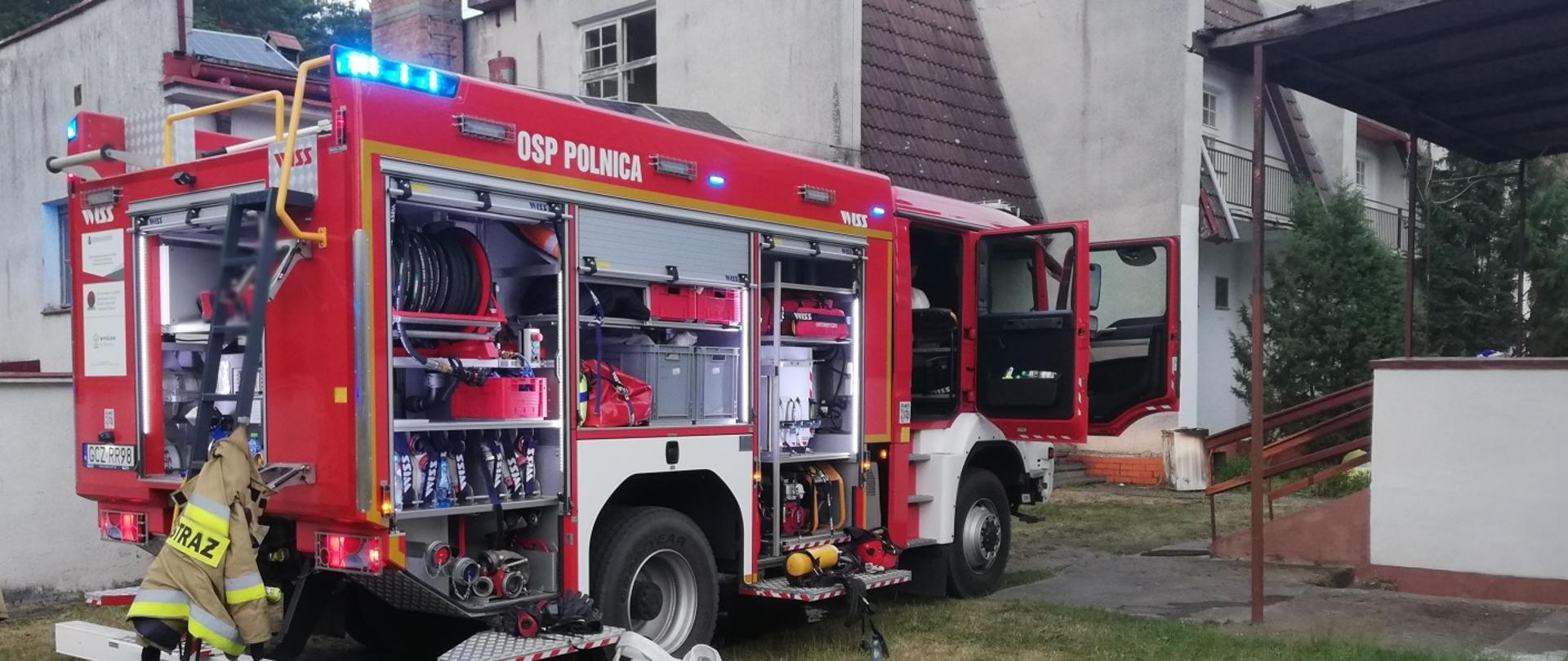 Samochód bojowy stojący przy budynku ośrodka opiekuńczo-pielęgnacyjnego w Starej Rogoźnicy