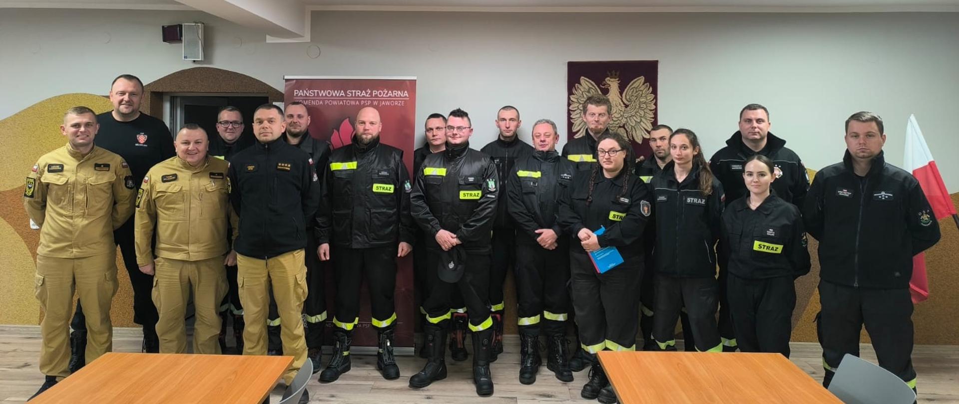 Strażacy pozują do wspólnego zdjęcia z okazji zakończenia szkolenia Naczelnika OSP