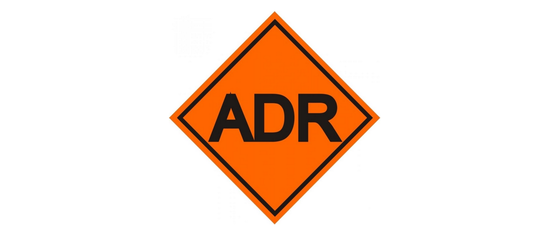 Ma białym tle logotyp materiałów niebezpiecznych ADR - pomarańczowy kwadrat z czarną obwódką i czarnym napisem ADR