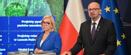 Na zdjęciu od lewej: Ministra klimatu i środowiska Paulina Hennig-Kloska i Robert Gajda, zastępca prezesa zarządu NFOŚiGW podczas konferencji prasowej nt. pakietu 9 działań wzmacniających bezpieczeństwo klimatyczne Polski, która odbyła się 24 czerwca 2026 r. w Warszawie