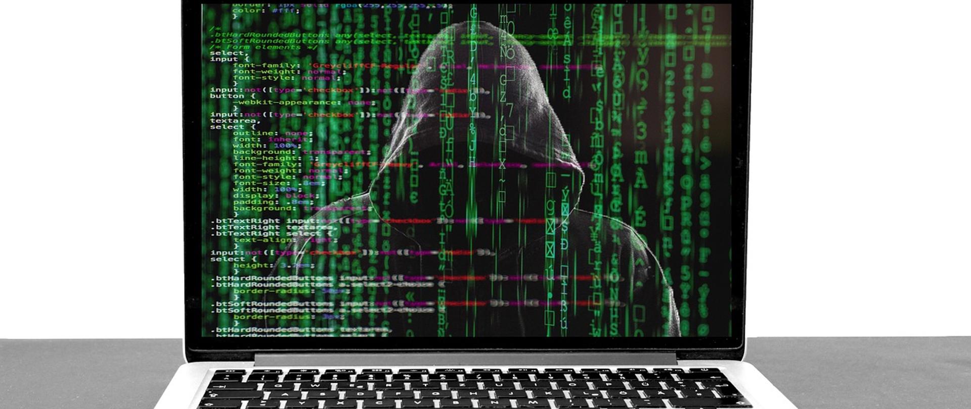 Zakapturzona osoba na ekranie komputera