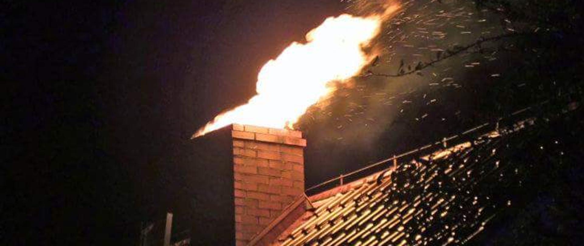 Na zdjęciu widać ogień wydostający się z Komina.