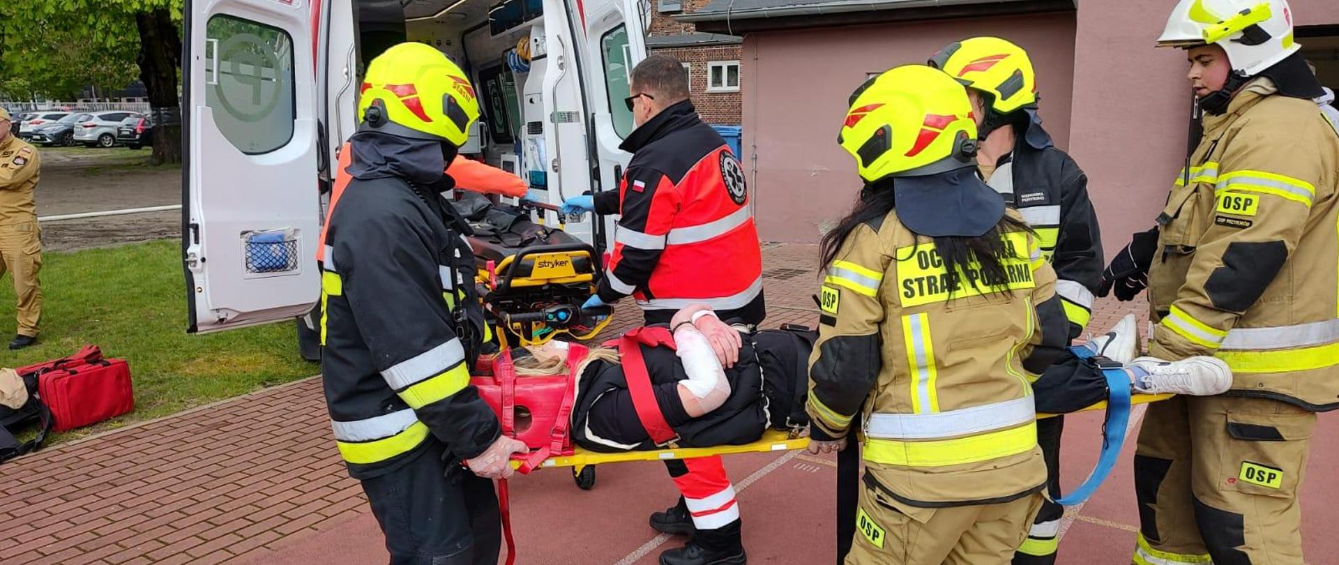 W dniu dzisiejszym tj. 18 kwietnia br. odbyły się ćwiczenia zgrywające jednostek KSRG z Zespołami Ratownictwa Medycznego. Scenariusz ćwiczeń przewidywał wybuch
w klasie chemicznej Liceum Ogólnokształcącego im. K. K. Baczyńskiego w Nowej Soli. 