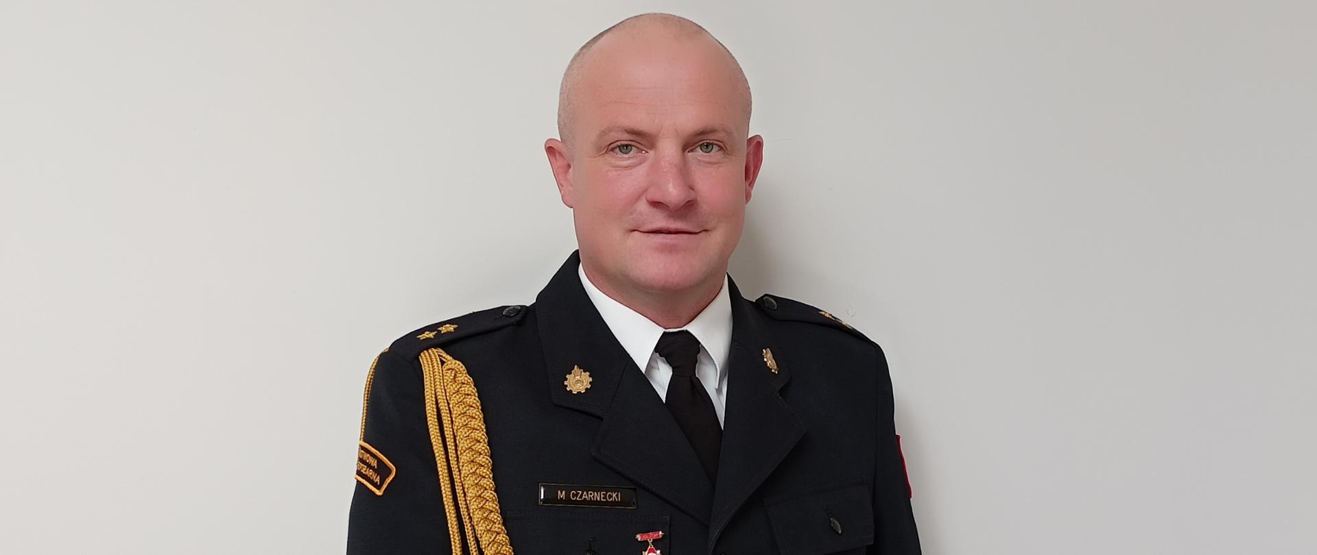 zdjęcie przedstawia na białym tle kpt. mgr inż. Marcina Czarneckiego