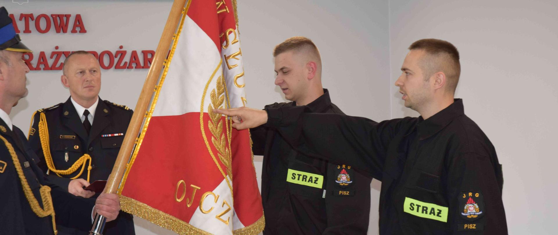 Strażacy w czasie ślubowania