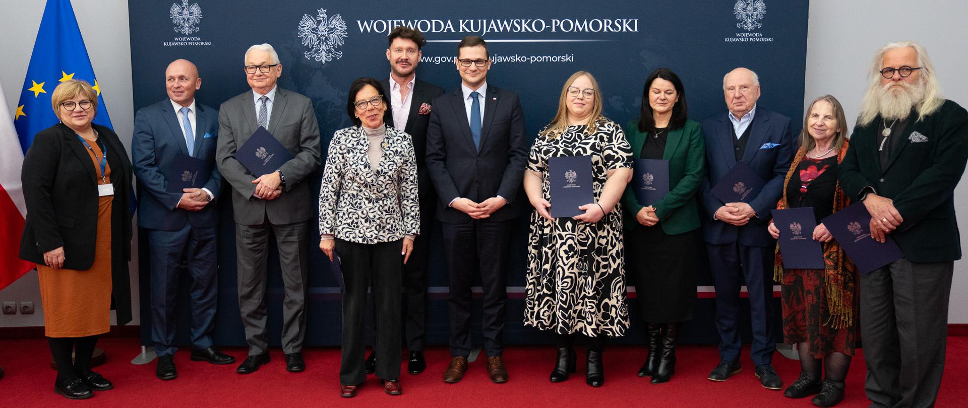 Wspólne zdjęcie z Wojewodą Kujawsko-Pomorskim po wręczeniu aktów powołania konsultantom ochrony zdrowia