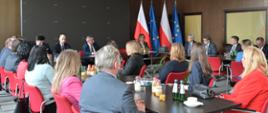 Zdjęcie osób uczestniczących w spotkaniu w siedzibie NFOŚiGW