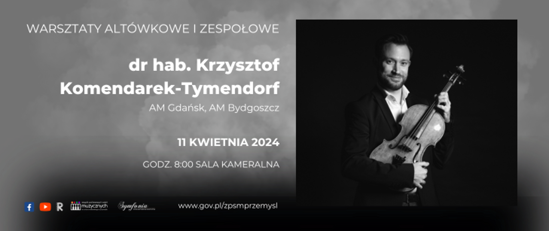 Na szarym tle z prawej strony znajduje się zdjęcie K. Tymendorfa z altówką, z lewej strony widnieje tekst: warsztaty altówkowe i zespołowe, dr hab. Krzysztof Komendarek-Tymendorf, AM Gdańsk, AM Bydgoszcz, 11 kwietnia 2024, godz. 8:00 sala kameralna. Poniżej na czarnym pasku widnieją loga FB, YT, Rady Rodziców, szkoły, Symfonii oraz adres internetowy szkoły.