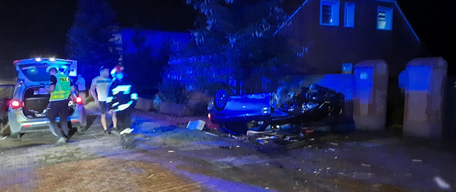 wrak samochodu oraz służby ratownicze prowadzące swoje działania