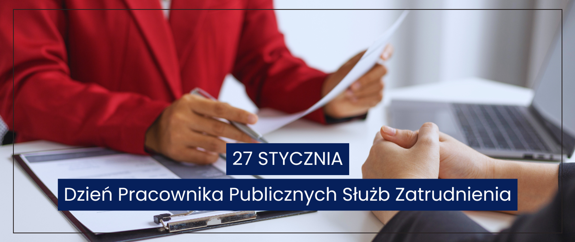 zdjęcie osoby przy biurku i napis dzień pracownika służb zatrudnienia