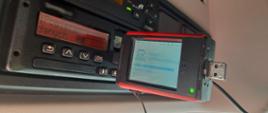 Sczytywanie danych cyfrowych z tachografu zamontowanego w samochodzie ciężarowym.