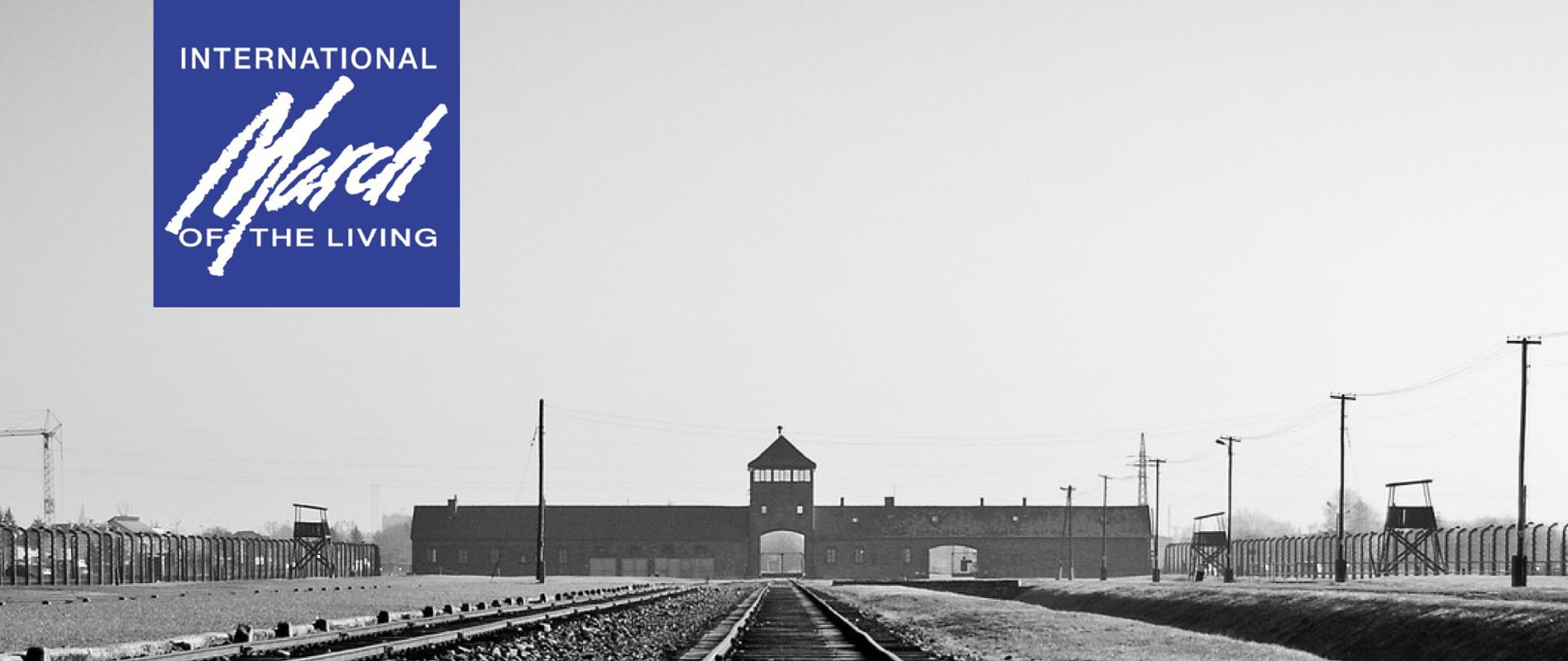 Grafika przedstawiająca bramę muzeum Auschwitz-Birkenau i prowadzące do niej tory. W lewym górnym rogu logo Marszu Żywych. 