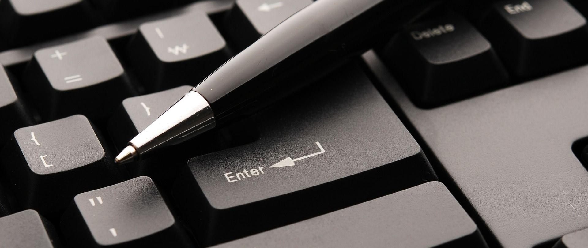 Długopis na klawiaturze komputera.