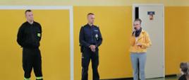 strażak, policjant , pani nauczycielka stoją przed grupka dzieci 