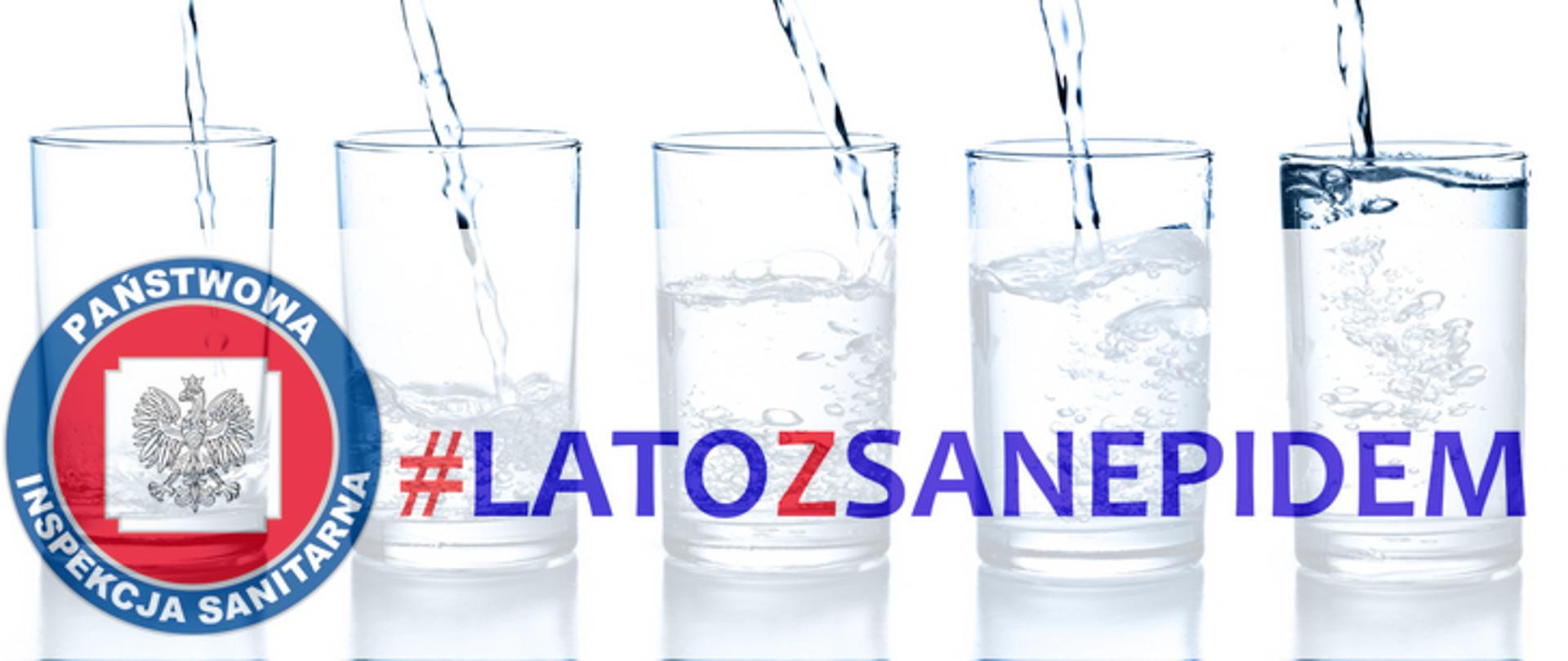 Szereg szklanek do, których nalewane jest woda