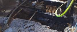 Zdjęcie przedstawia zniszczenia stropu spowodowane pożarem