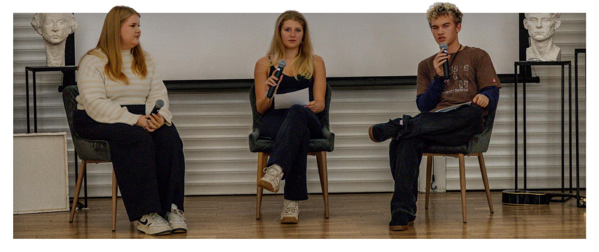 We wtorek, 28 października, w ramach kampanii wyborczej organizowanej przez Samorząd Uczniowski, odbyła się krótka debata, podczas której dwóch kandydatów na stanowisko Przewodniczącego Rady Samorządu Uczniowskiego (Oliwia Kęska z klasy 3a oraz Bruno Eleryk-Ulicki z klasy 2b) odpowiadało na pytania prowadzącej (Zuzia Tryc z klasy 4b). 