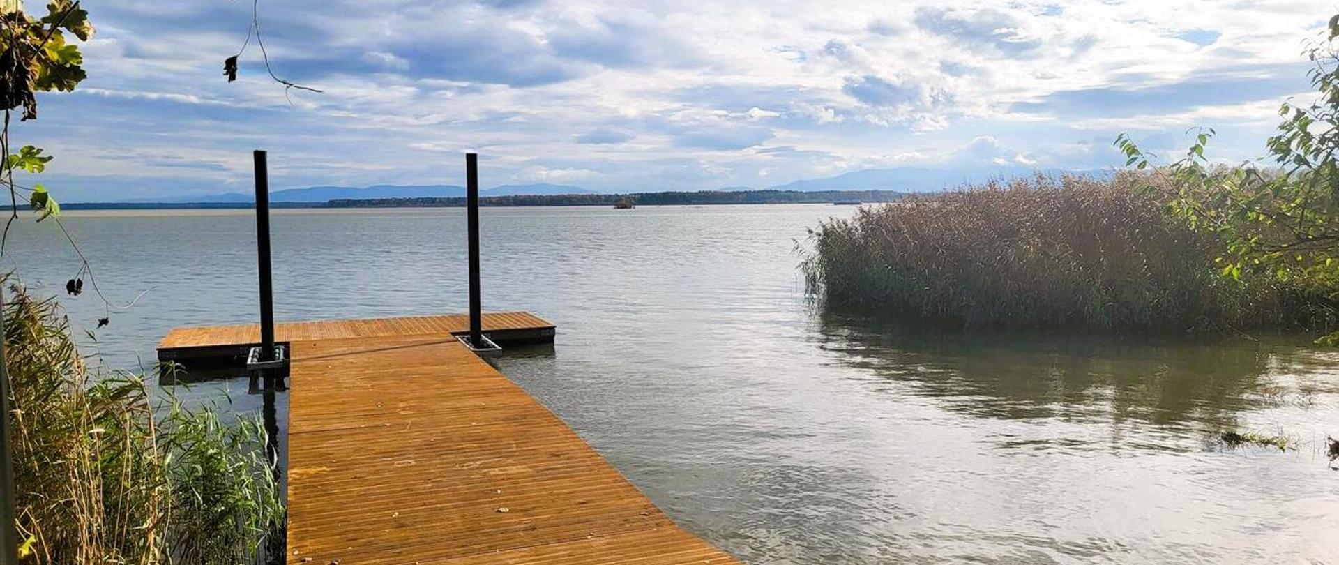 Widok na pomost nad wodą