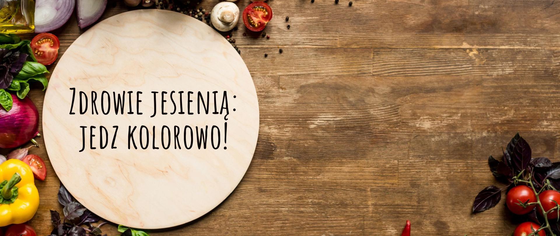 Na zdjęciu są warzywa na drewnianym blacie. Obok jest napisane zdrowie jesienią: jedz kolorowo!