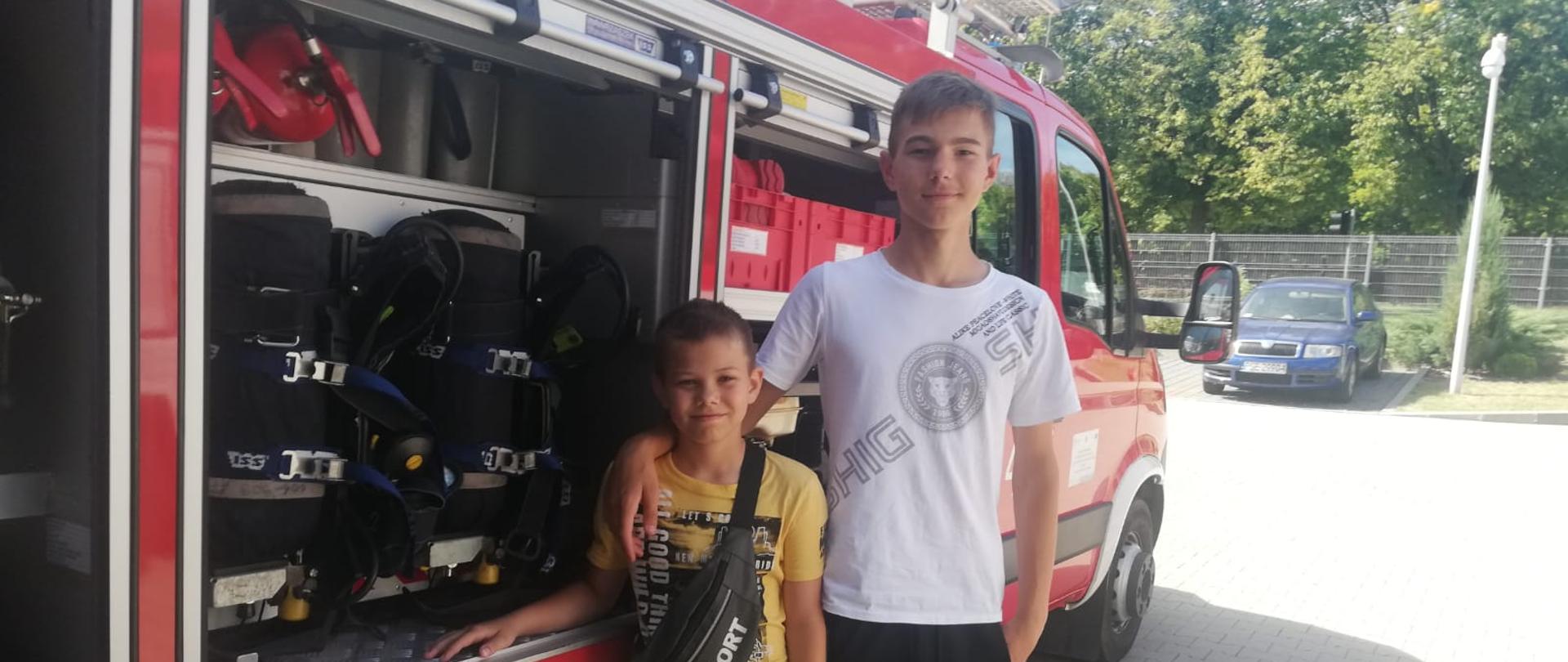 Na zdjęciu Władysław i Daniel przy samochodzie SLRt