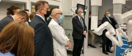 Otwarcie Pracowni Robotycznej na WUM z udziałem wiceministra Wojciecha Murdzka, wiceminister Wojciech Murdzek wraz z pracownikami WUM ogląda nowoczesny sprzęt do operacji chirurgicznych.