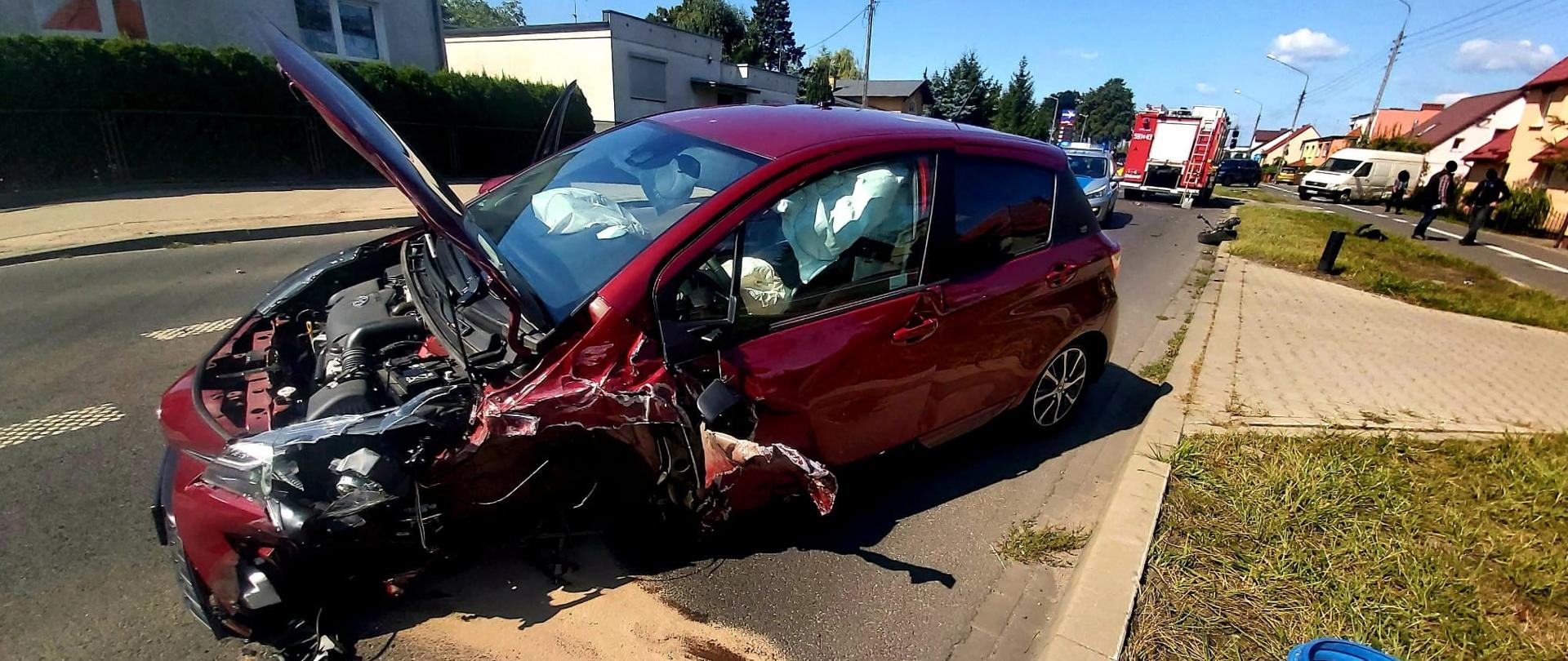 Na zdjęciu widzimy rozbity samochód osobowy