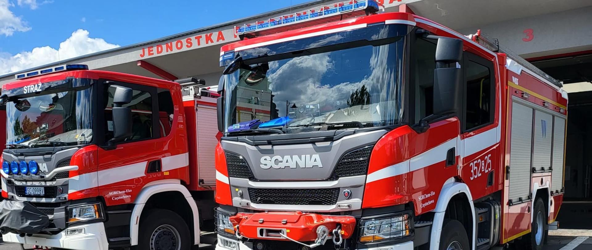 Na zdjęciu widać pojazdy pożarnicze