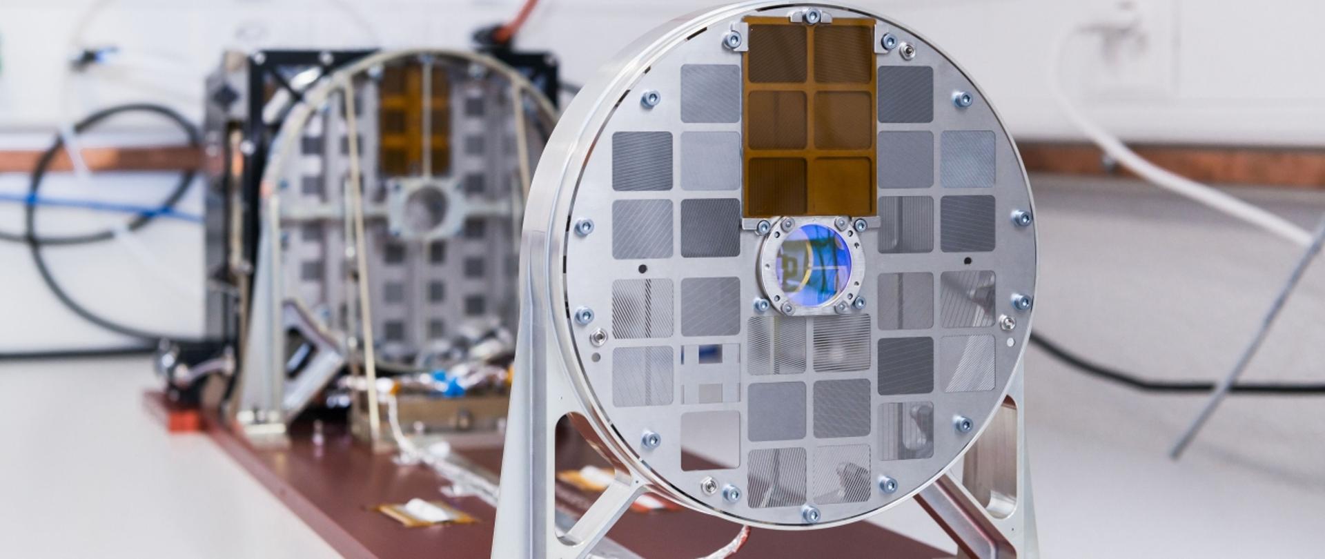 Sonda Solar Orbiter wewnątrz białego pomieszczenia
