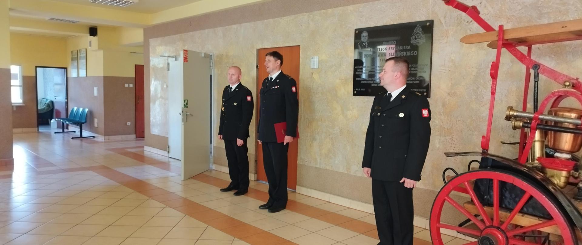 Na zdjęciu widzimy kierownictwo Komendy podczas uroczystej zbiórki w związku z powołaniem Zastępcy Komendanta Powiatowego Państwowej Straży Pożarnej w Sieradzu 