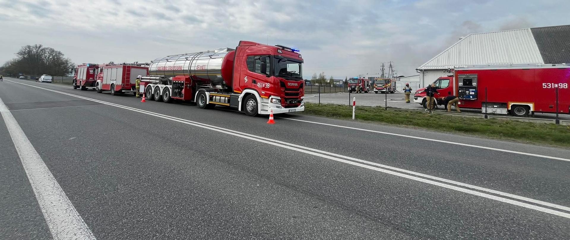 Pożar hali zakładu produkcji karmy dla zwierząt w Dziardonicach powiat włocławski