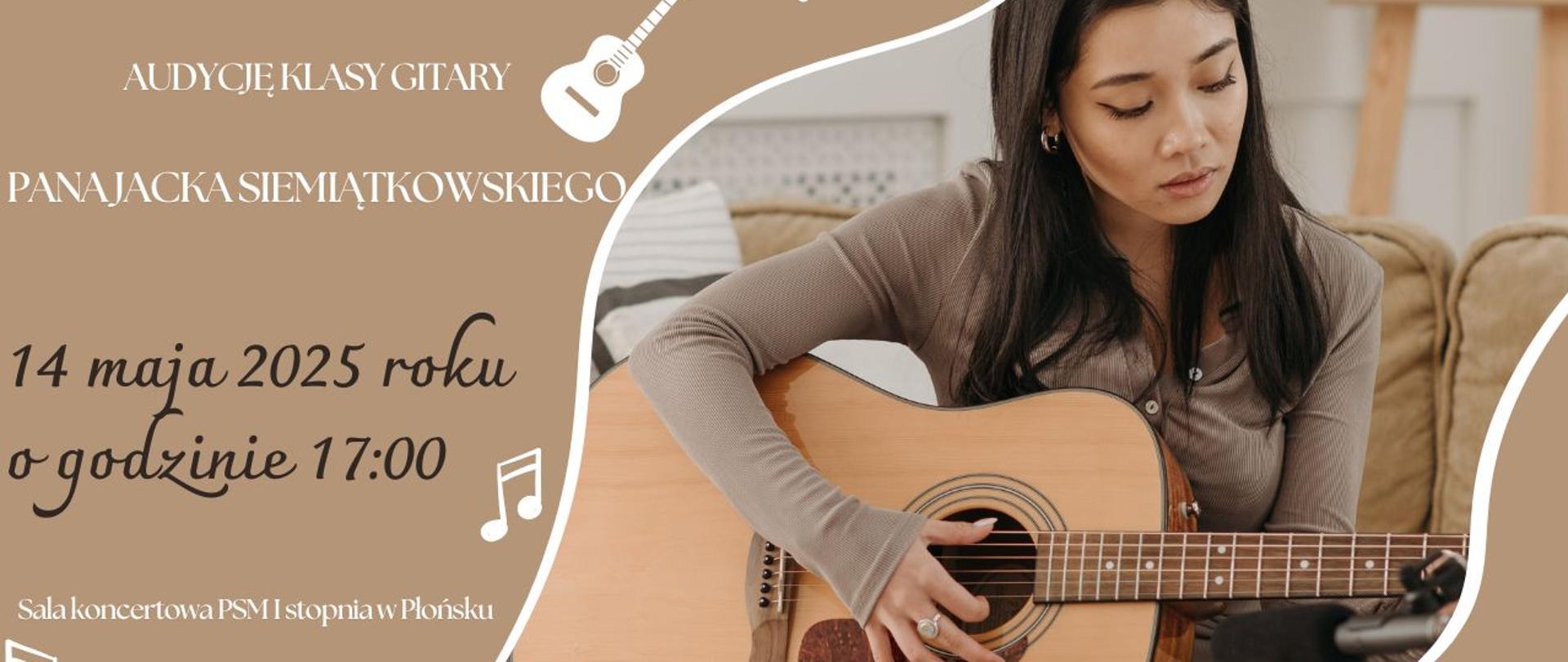 Zdjęcie przedstawia kobietę siedzącą na kanapie, która gra na gitarze akustycznej, oraz informację że audycja klasy gitary Pana Jacka Siemiątkowskiego odbędzie się 14 maja 2025 r. o godzinie 17:00 w sali koncertowej Państwowej Szkoły Muzycznej I stopnia w Płońsku.
