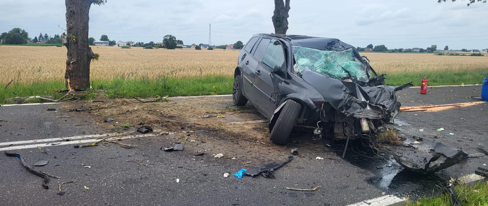 Mocno uszkodzony pojazd na drodze