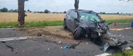 Mocno uszkodzony pojazd na drodze