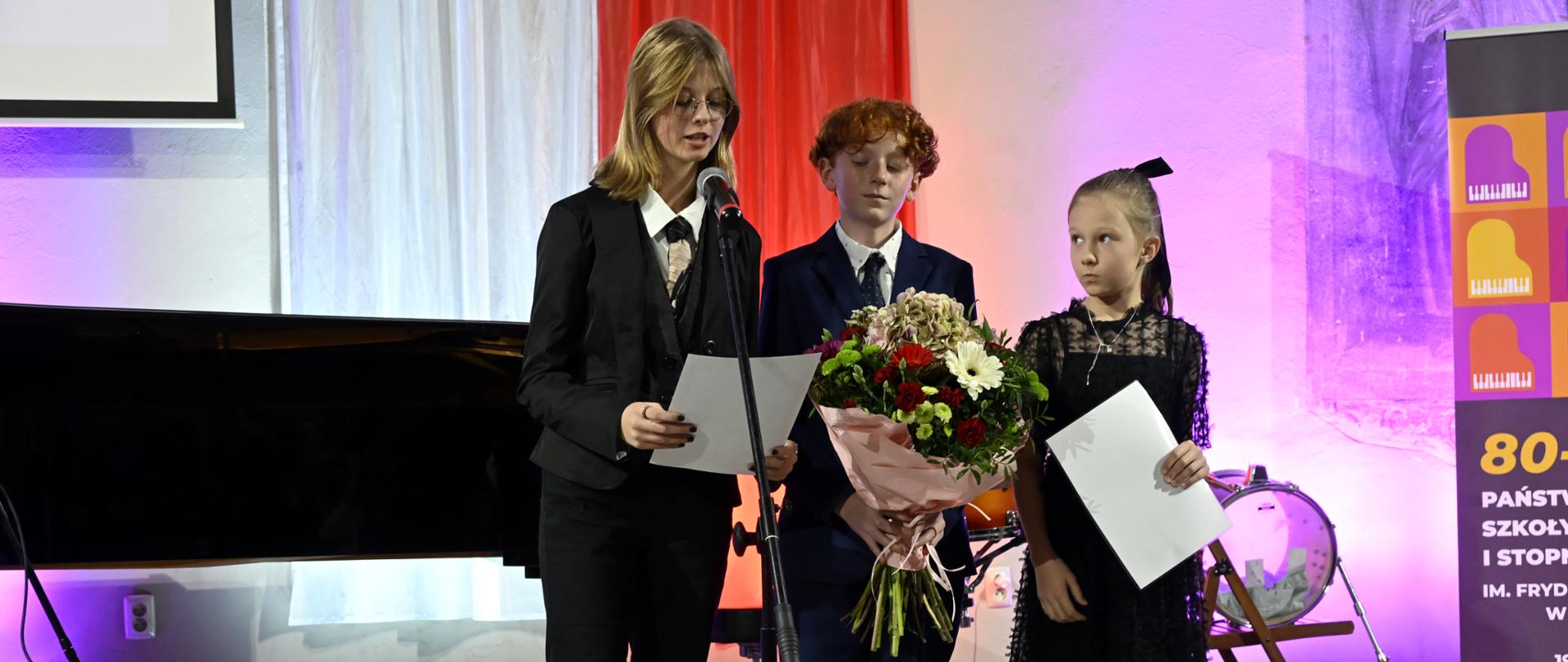 podziękowania dla dyrektora podczas jubileuszu 80-lecia Państwowej Szkoły Muzycznej I st. im. Fryderyka Chopina w Kłodzku - 25 października 2025