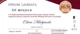 Grafika przedstawiająca dyplom laureata za zajęcie III miejsca w konkursie dla Oliwii Mikołajewskiej. W tle znajdują się napisy: "Dyplom Laureata III miejsca w II Ogólnopolskim Konkursie Muzycznym (edycja online) organizowanym w ramach Festiwalu Młodego Wirtuoza otrzymuje Oliwia Mikołajewska. Saksofon, Kategoria B. Bydgoszcz, 28.05.2023 r. Podpisany - dr hab. Bolesław Siarkiewicz - Dyrektor Festiwalu i Przewodniczący Jury, Akademia Muzyczna im. F. Nowowiejskiego w Bydgoszczy. Wymienieni 12 członkowie Jury".