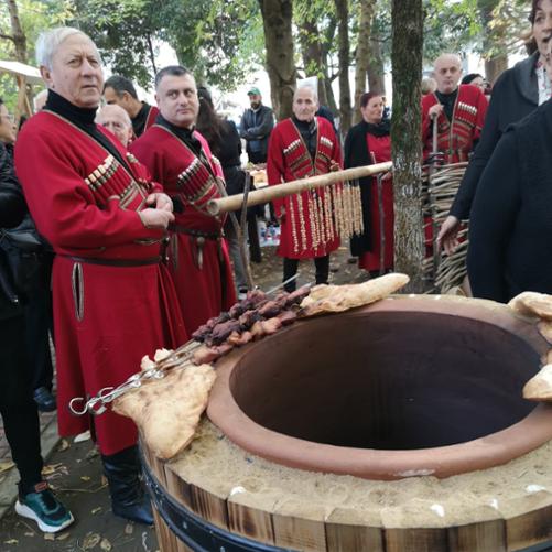 Mężczyźni w tradycyjnych gruzińskich strojach
