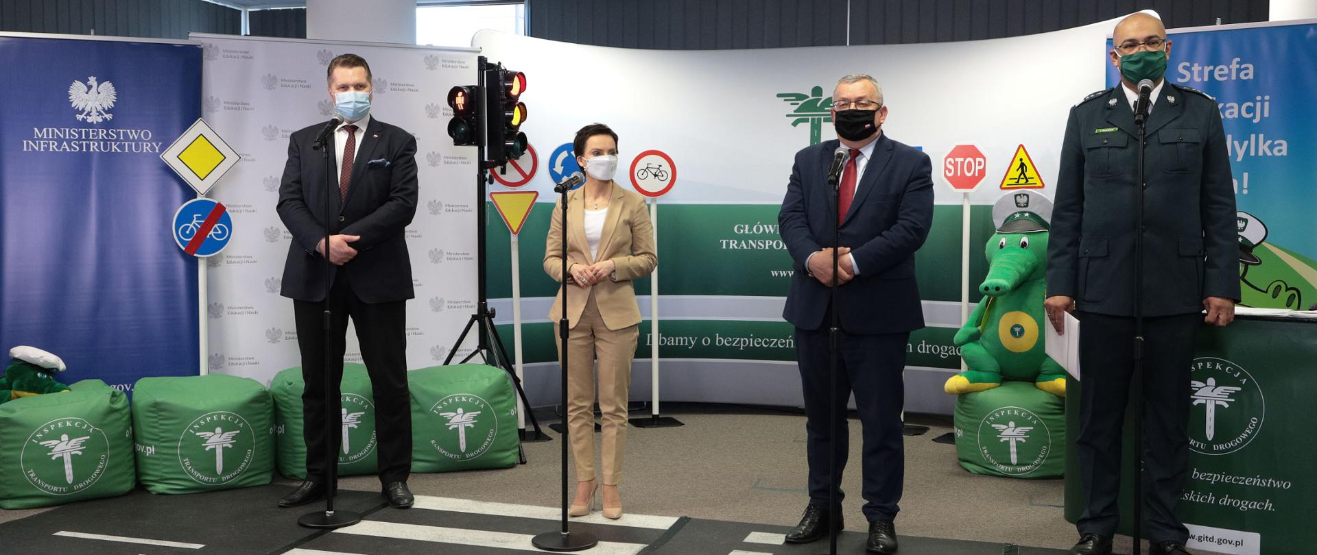 Zdjęcie przedstawia Ministra Edukacji i Nauki, Ministra Infrastruktury, Głównego Inspektora Transportu Drogowego oraz Prezesa Polskiego Radia.
