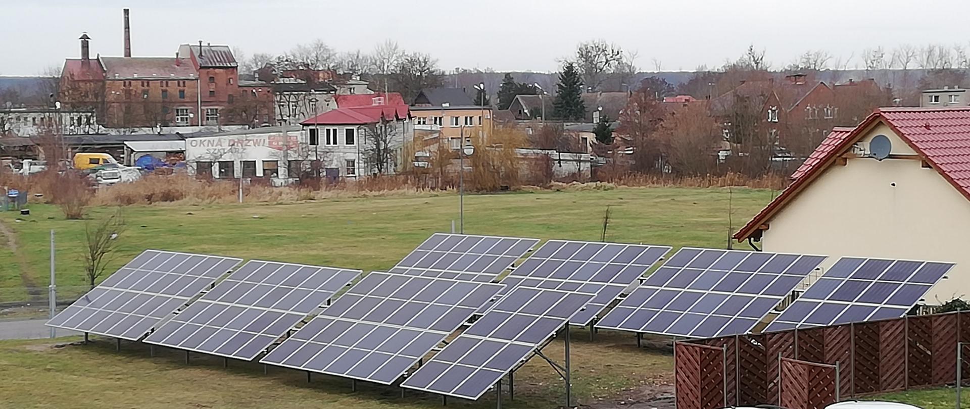 Panele fotowoltaiczne zamontowane za strażnicą w Czarnkowie