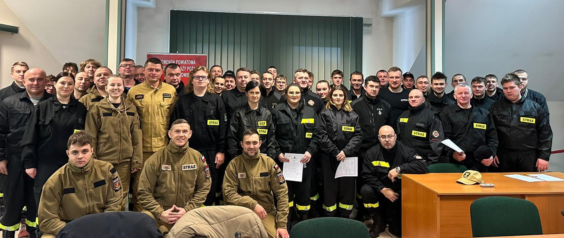  Na zdjęciu widoczni strażacy podczas wręczenia zaświadczeń. 