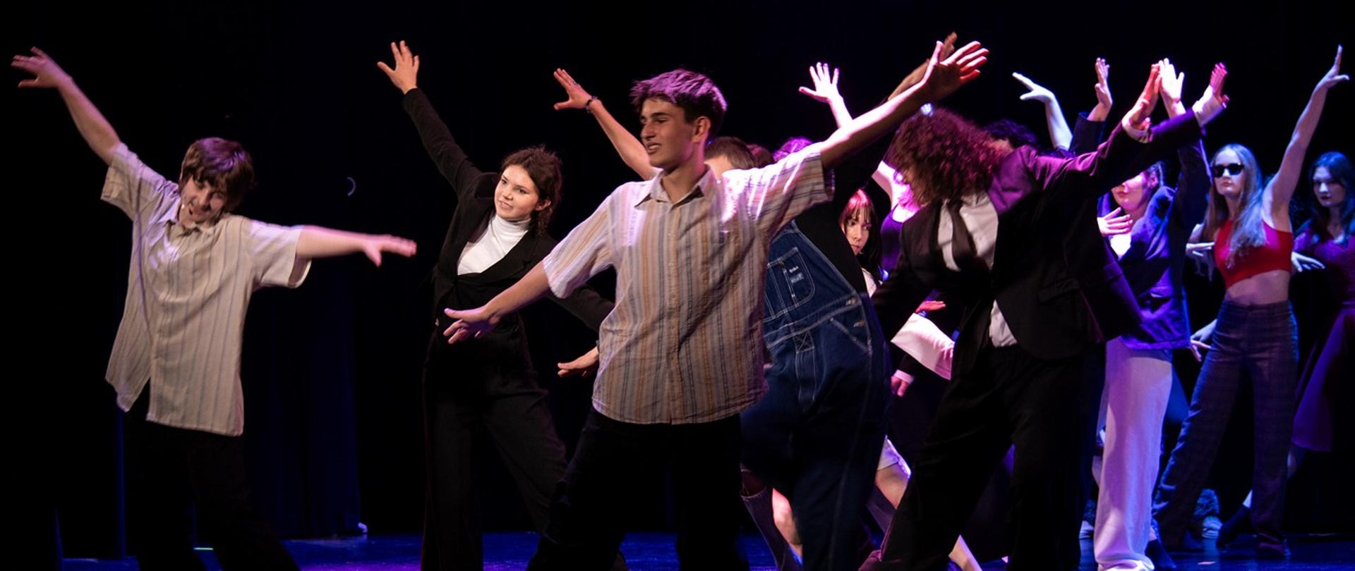 Zdjęcia przedstawiają wydarzenia na scenie podczas musicalu "Partnerki twojego jutra" na scenie Centrum Kultury i Sztuki z udziałem słuchaczy Studium Animatorów Kultury w Kaliszu. Fotografie przedstawiają kadry z musicalu - postacie na scenie, z ekspresyjnymi wyrazami twarzy oraz w działaniu. 