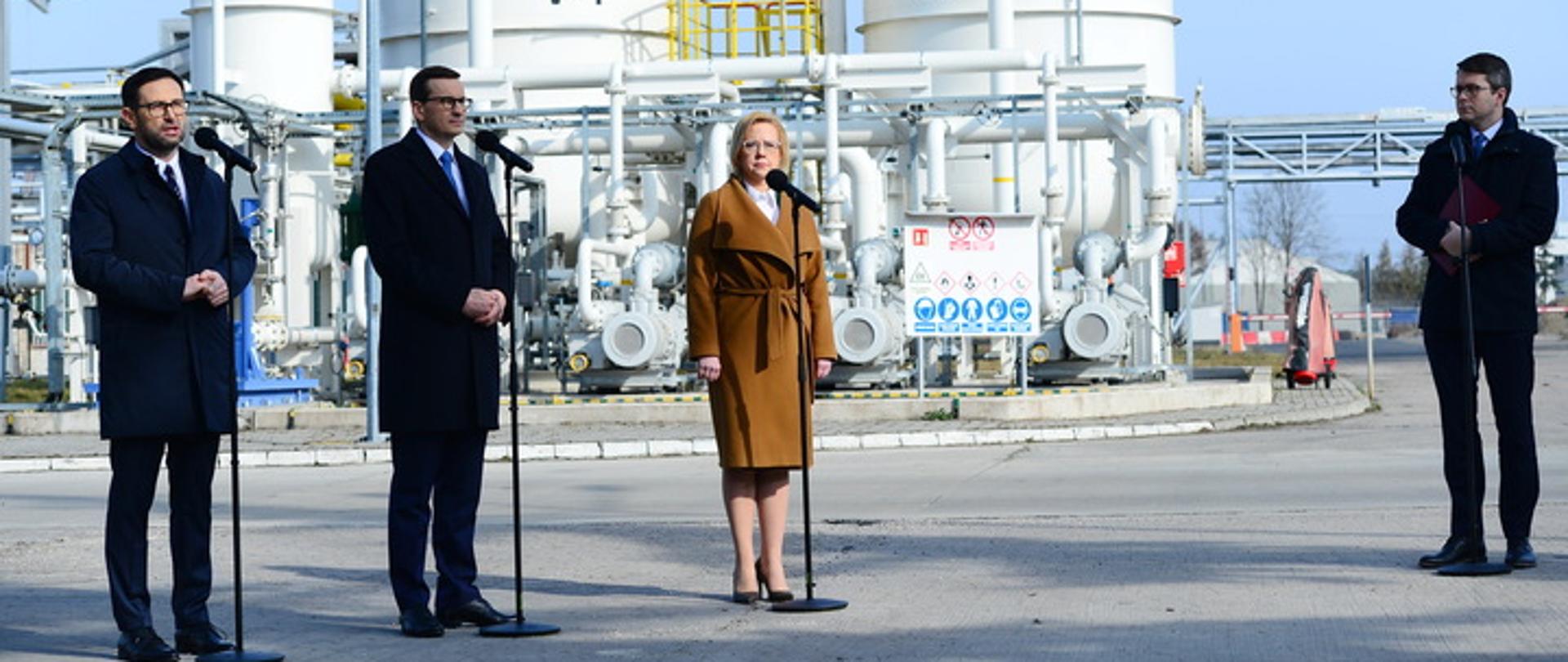 Minister klimatu i środowiska Anna Moskwa przemawiająca podczas wspólnej konferencji prasowej premiera Mateusza Morawieckiego oraz prezesa PKN Orlen Daniela Obajtka