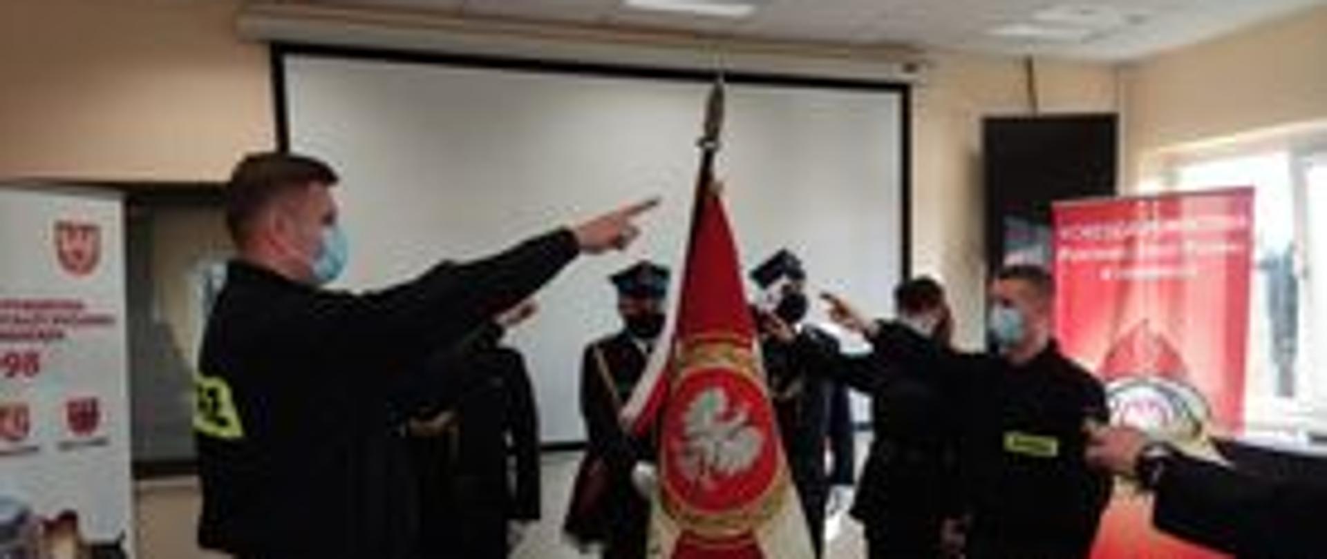 Zdjęcie przestawia nowo przyjętych strażaków PSP podczas ślubowania