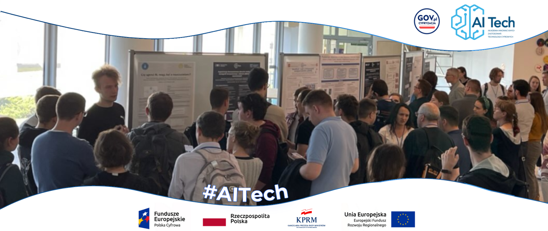 Studenci i studentki podczas sesji plakatowej. Logotypy projektowe znak FE, barwy RP, znak KPRM, znak UE.